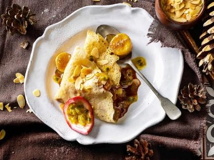 Mandel-Crêpes mit Caramel-Bananen